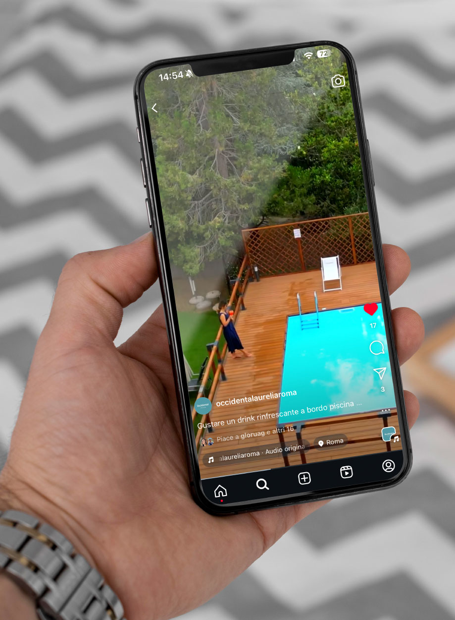 smartphone che visualizza video social della piscina del hotel