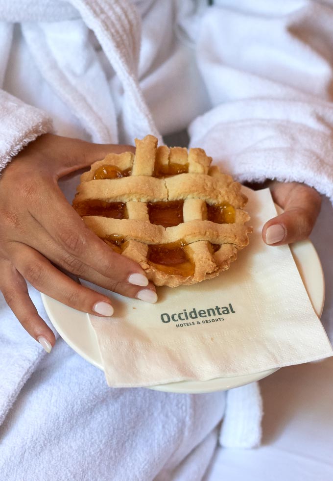 donna pronta per gustare una crostata fatta in hotel