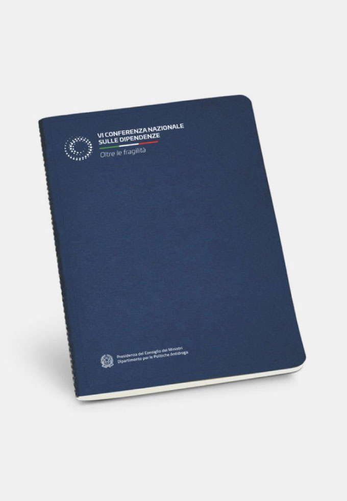 Applicazione marchio della conferenza su quaderno