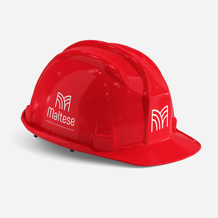 applicazione del logo maltese su elmetto protettivo rosso
