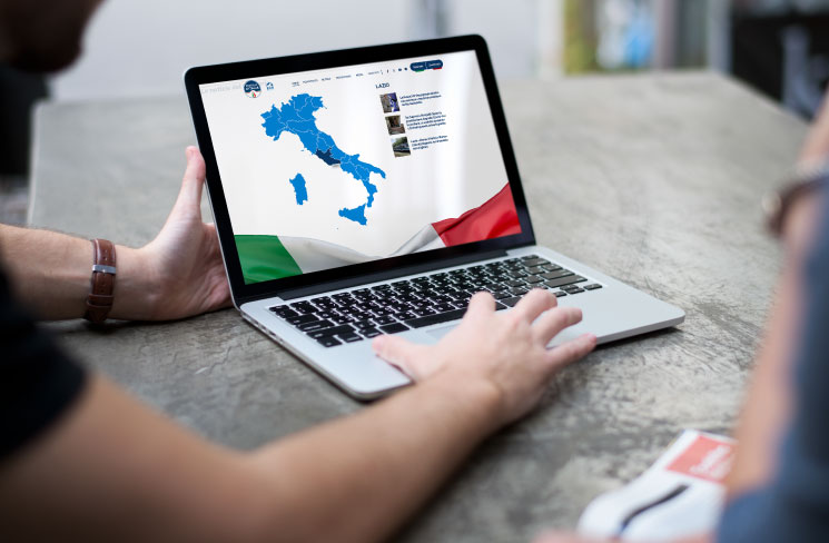 computer che visualizza il sito di Fratelli D'Italia
