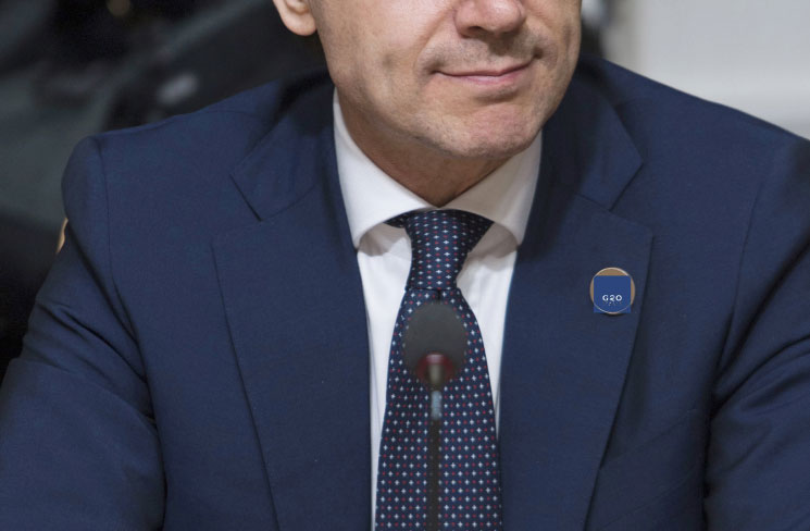 utilizzo del logo G20 su di una spilla