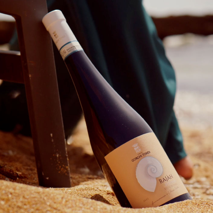 bottiglia di vino sulla spiaggia di Rajà Gorghi Tondi