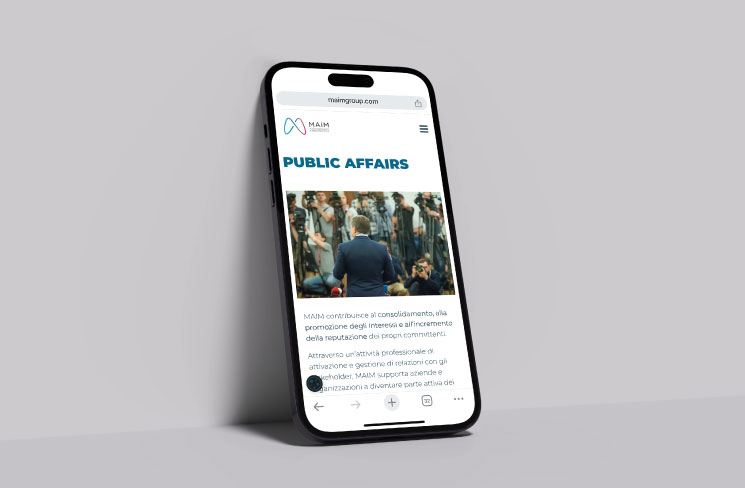 smartphone che visualizza il sito web di MAIM