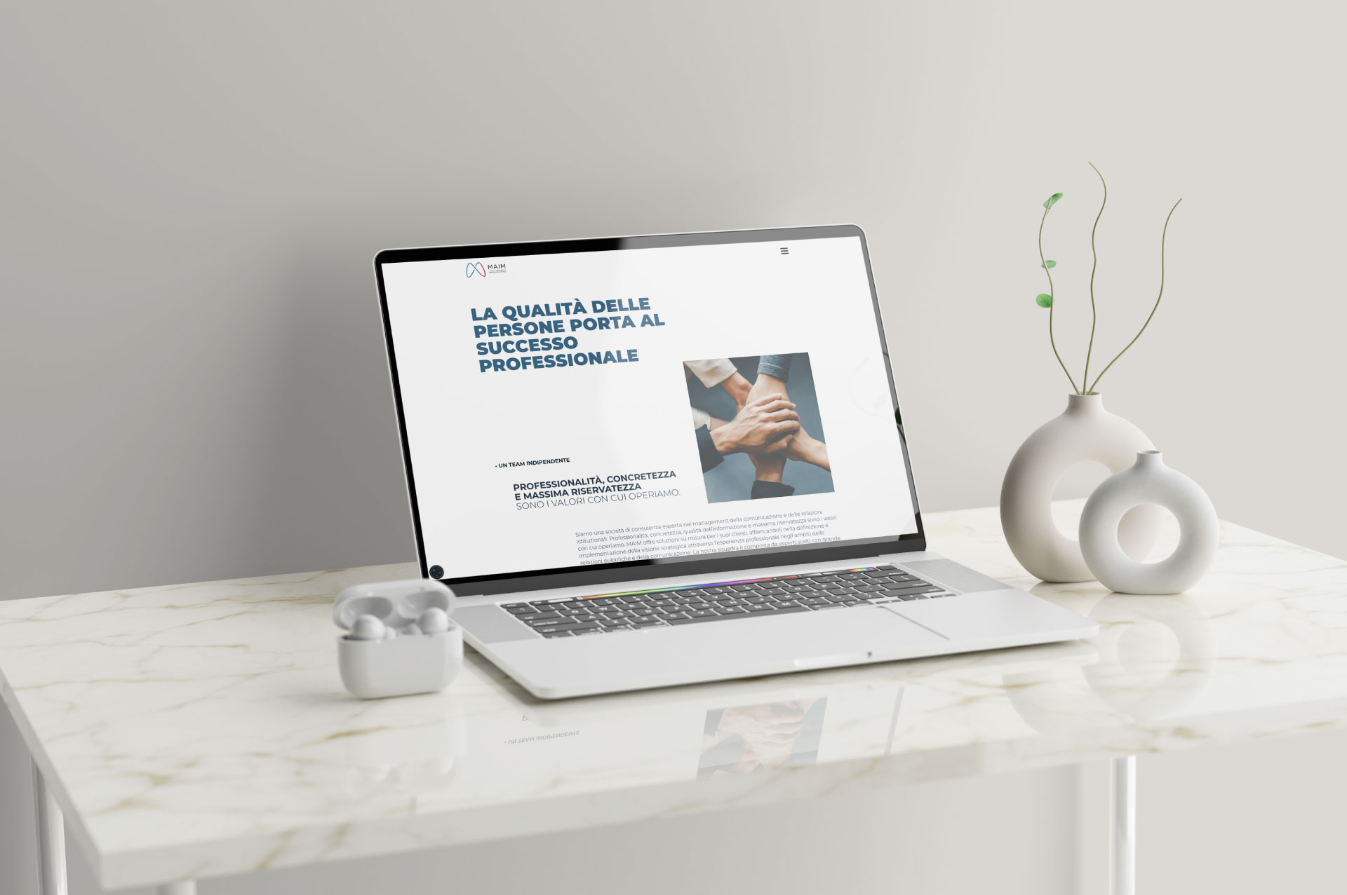 computer con visualizzazione del sito web di MAIM