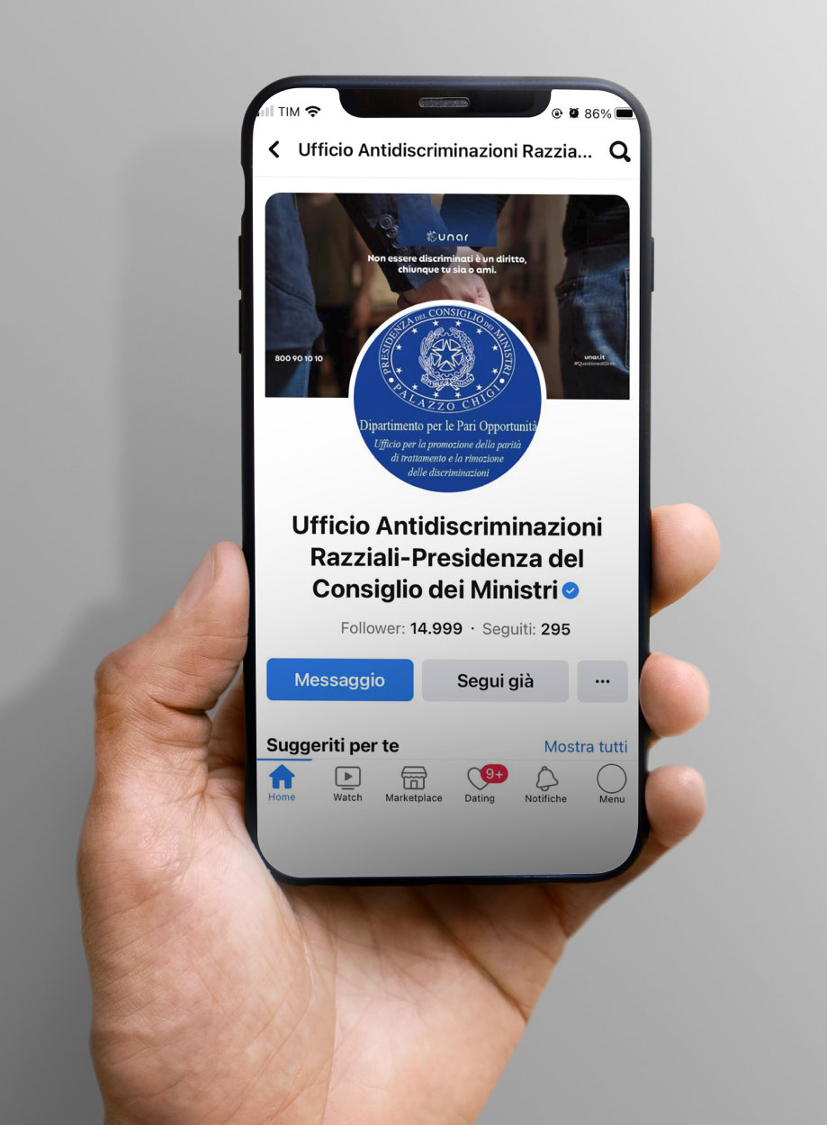 pagina facebook dell'ufficio antidiscriminazioni del governo italiano visualizzata da smartphone