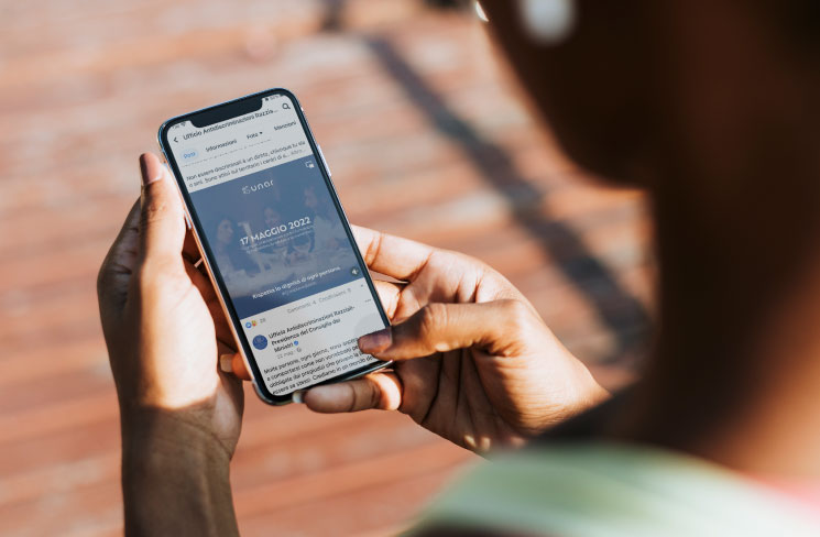 campagna social contro le discriminazioni visualizzate all'interno dei canali social su smartphone