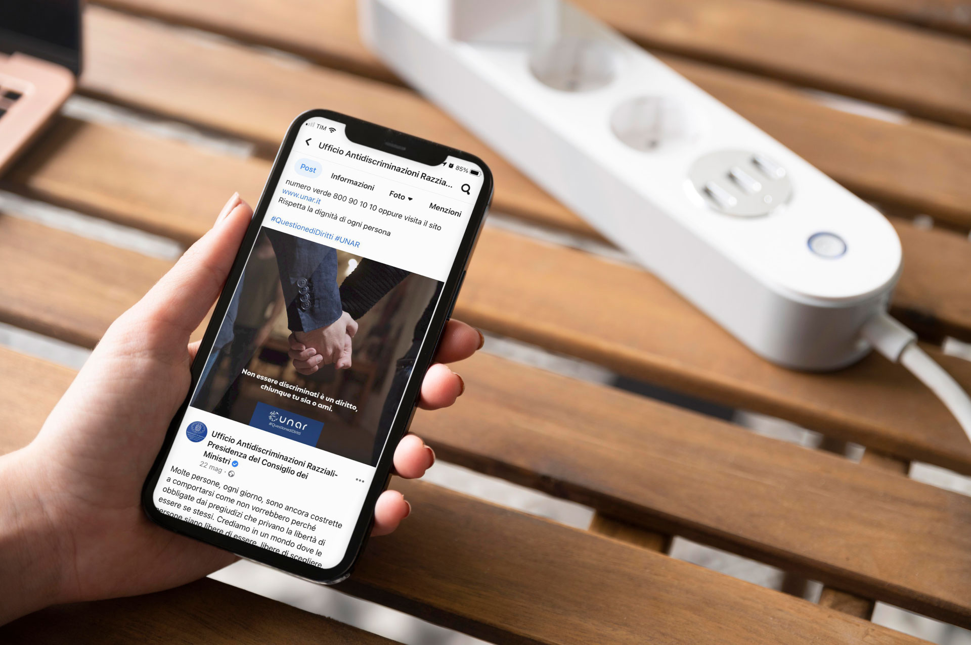 campagna social contro le discriminazioni visualizzate all'interno dei canali social su smartphone
