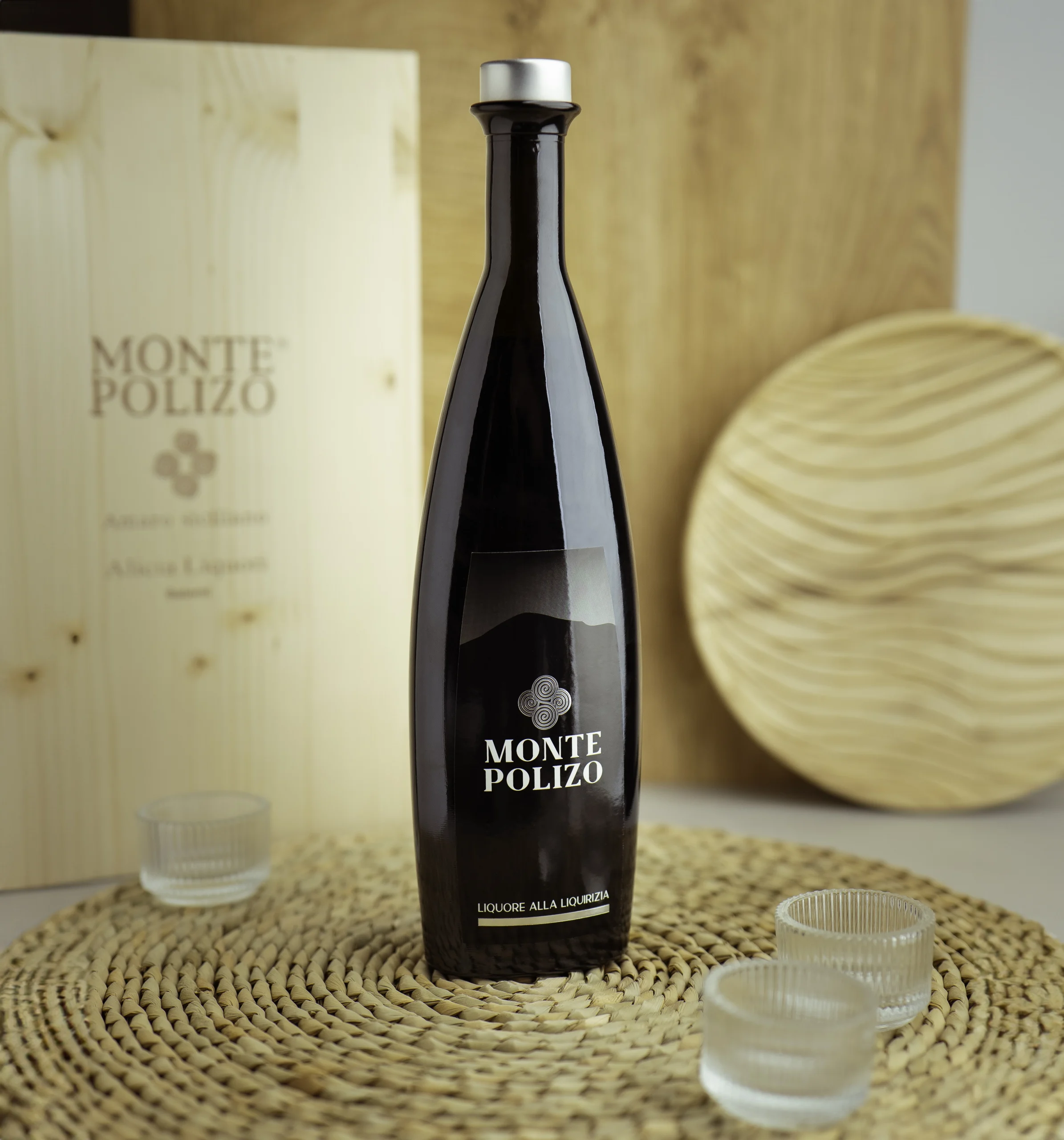 Shooting fotografico bottiglia Liquore alla liquirizia Monte Polizo