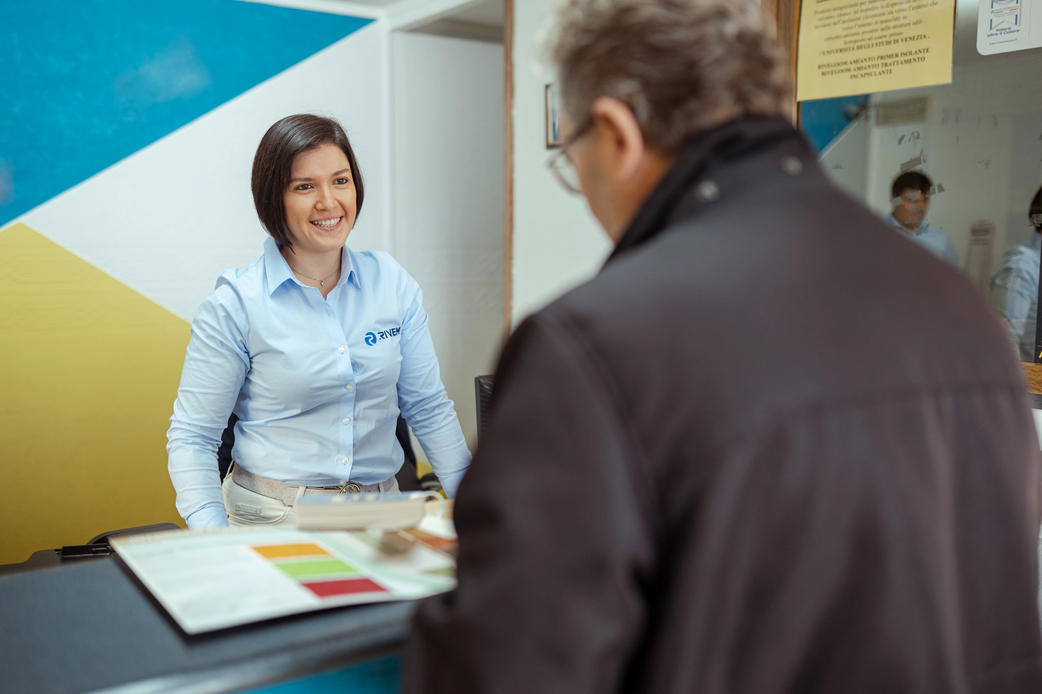 Deborah, dipendente RIvem a lavoro con un cliente
