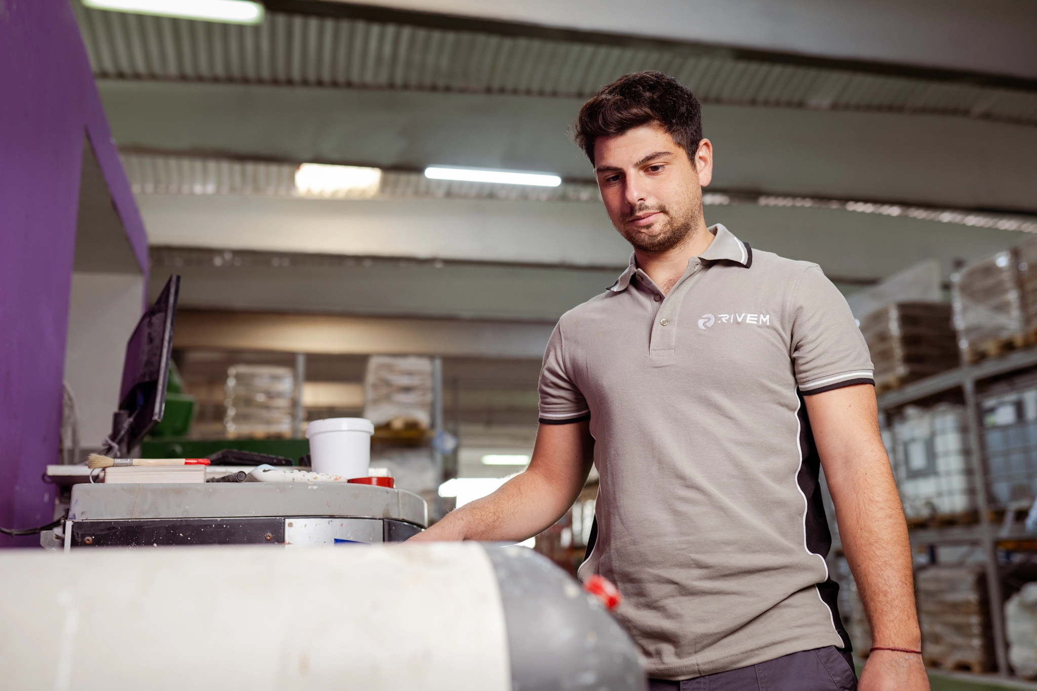 Luca Scibilia a lavoro in produzione prodotti Rivem