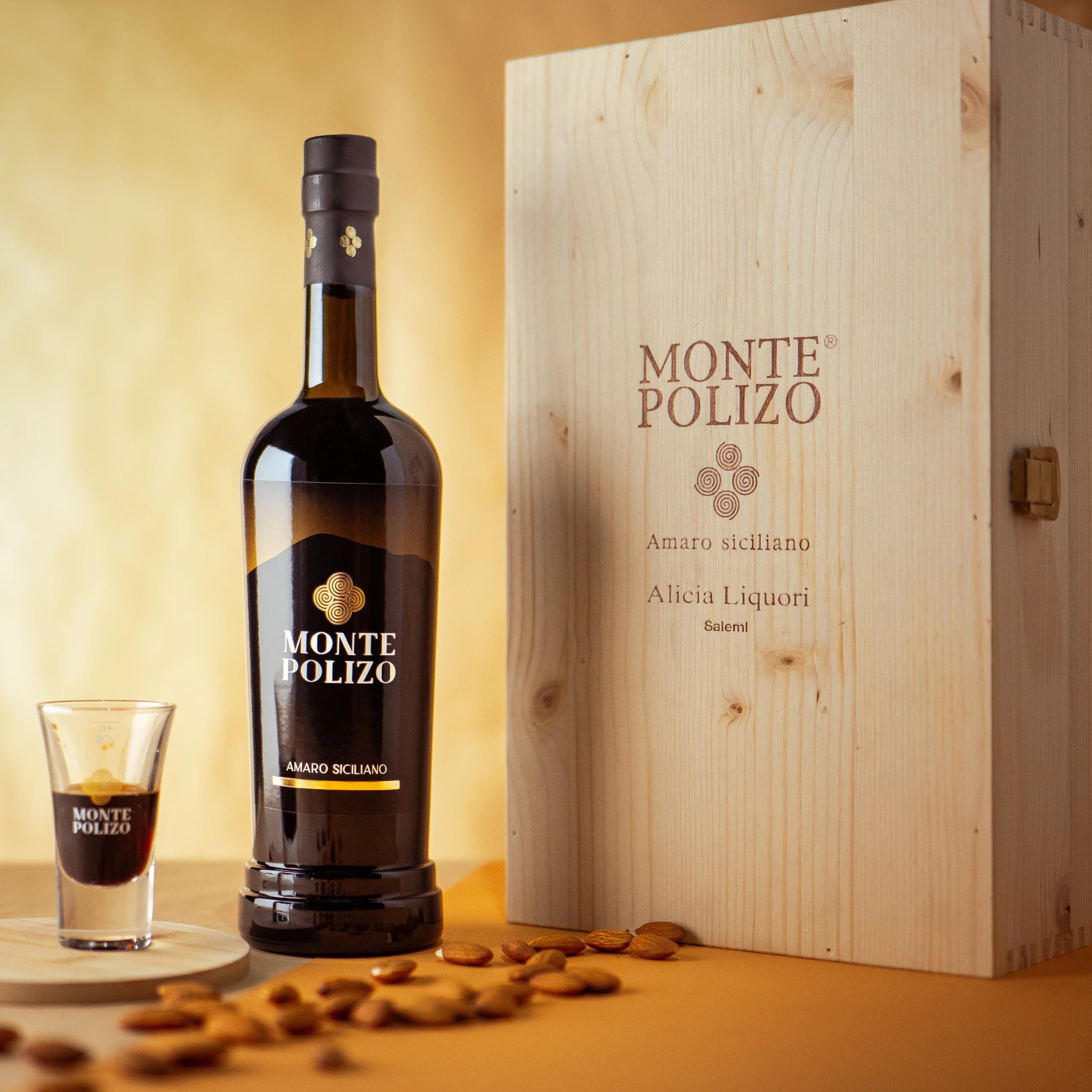 shooting fotografico bottiglia Amaro Monte Polizo con bicchiere e cassetta di legno personalizzati