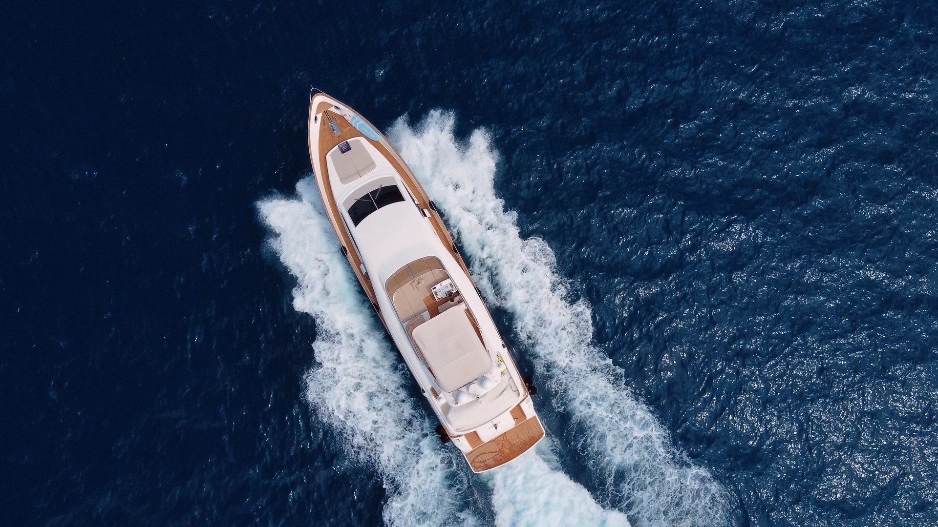 shooting vista dall'alto dello yacht della flotta Egadi Yacht Jaunì