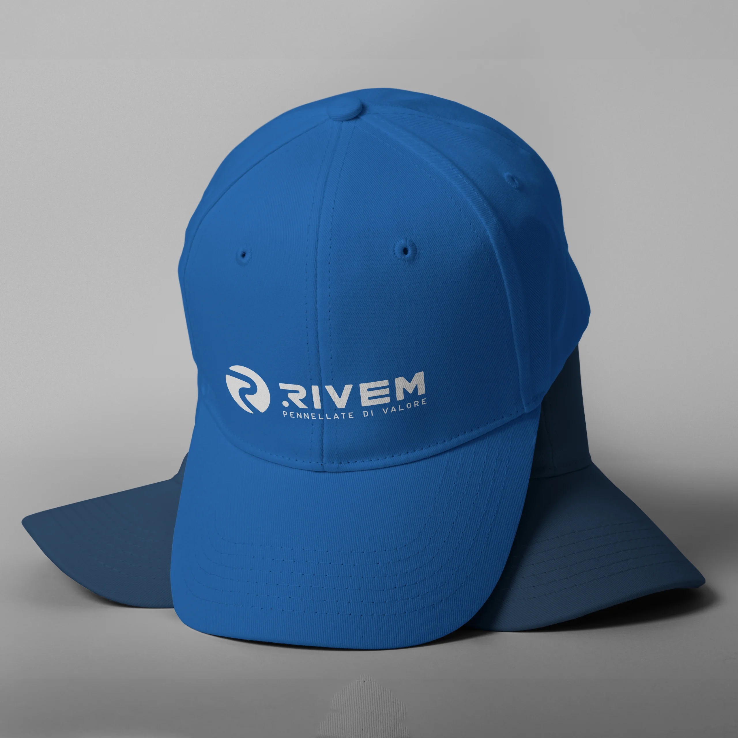 applicazione nuovo logotipo Rivem su cappellino
